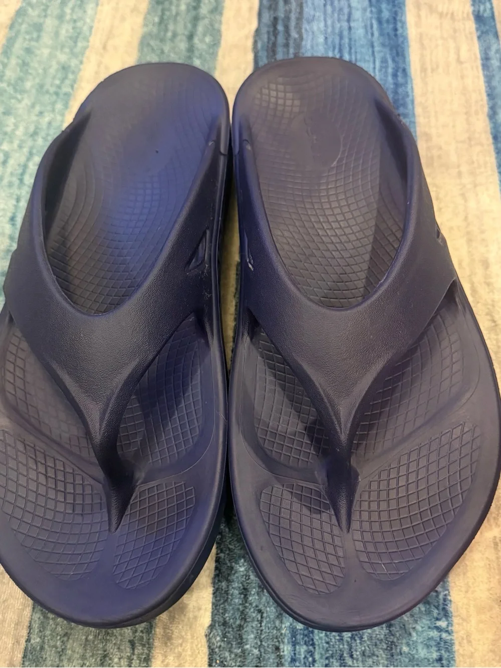 OOFOS Men's Dark Navy Blue Recovery Flip-Flops